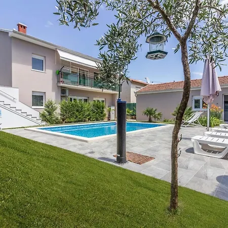 Lovely Pjacal Ii With Pool In Pula