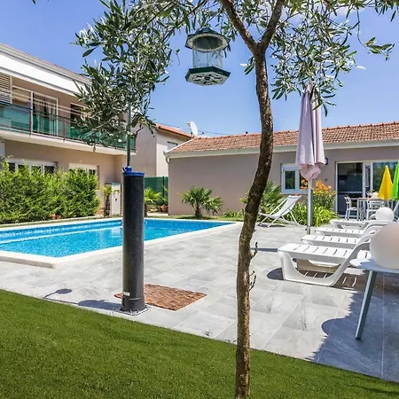 Lovely Pjacal Ii With Pool In بولا